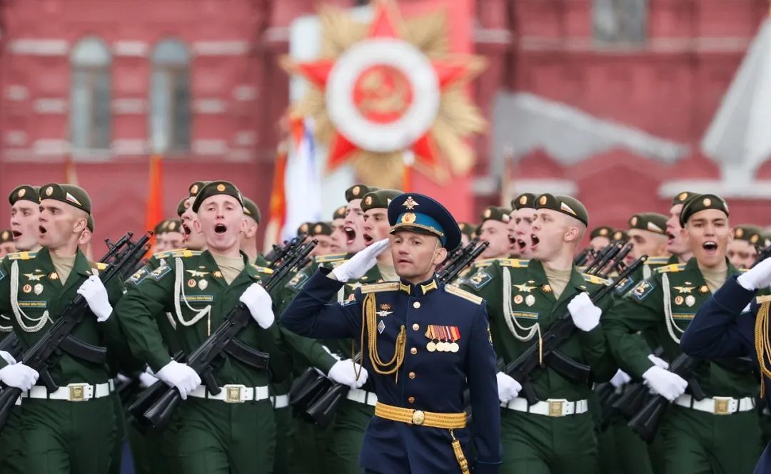 当地时间2022年5月9日，俄罗斯纪念卫国战争胜利77周年阅兵在莫斯科红场举行。（视觉中国）
