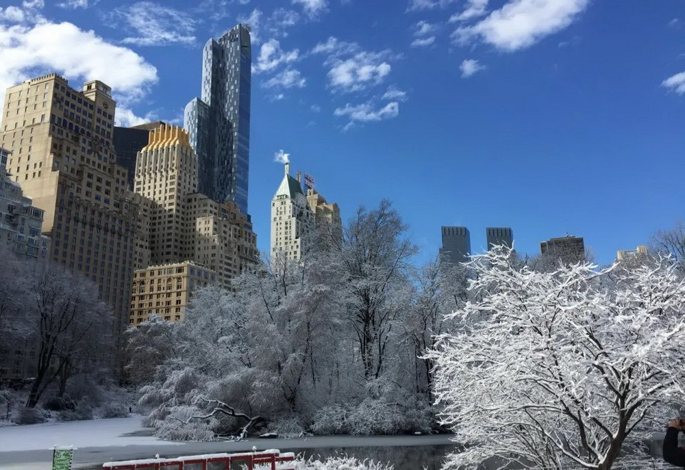 大雪初霁的纽约中央公园西南角，凯鲁亚克母校哥伦比亚大学在公园西北角。摄于2016年2月