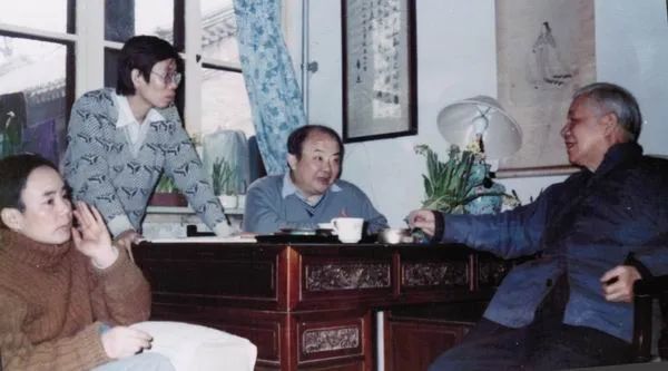 1989年春节，陈平原、钱理群在王瑶先生家书桌前