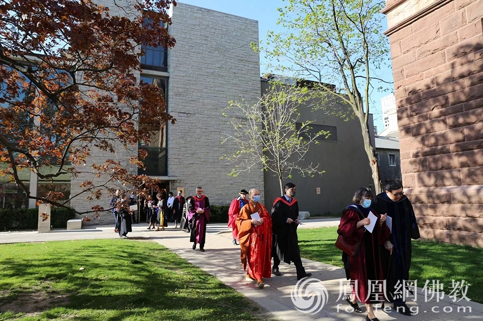 应多伦多大学伊曼纽尔学院邀请，达义法师代表佛教界参加研究生和博士生毕业典礼。（图片来源：凤凰网佛教 摄影：湛山精舍）