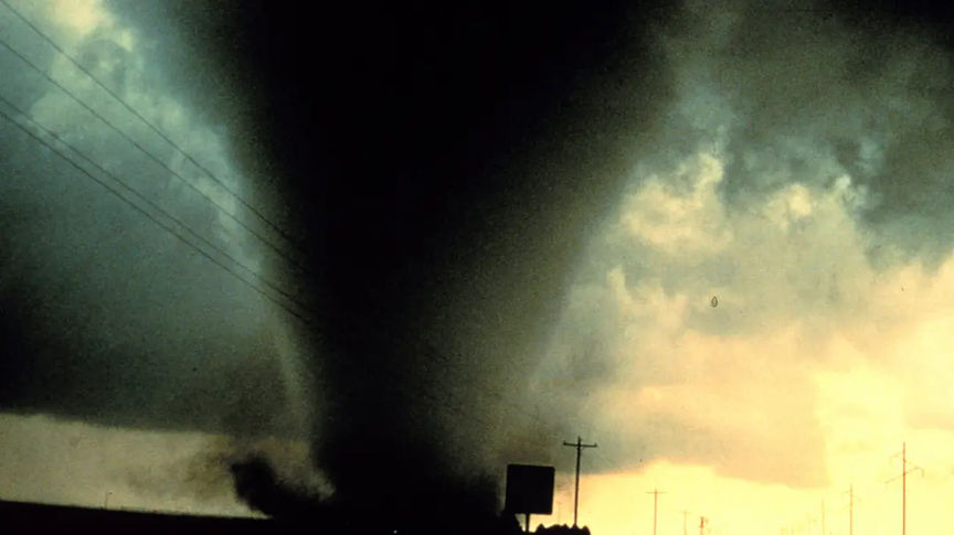 电影《龙卷风》（1996）剧照。