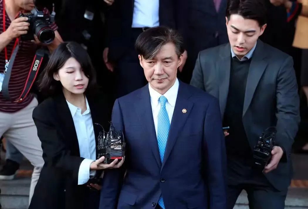 2019年曹国被任命为法务部长，但随后一个月内其大量丑闻曝出，自觉遭到欺骗的韩国民众上街抗议