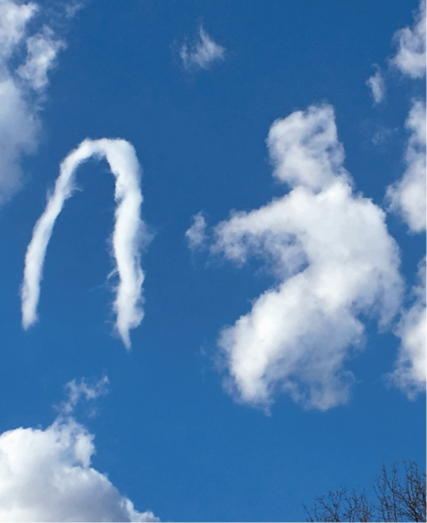 把球扔过呼啦圈，爱德华·汉嫩摄于美国新泽西州帕特森市。这里的云分别叫作马蹄涡和淡积云。