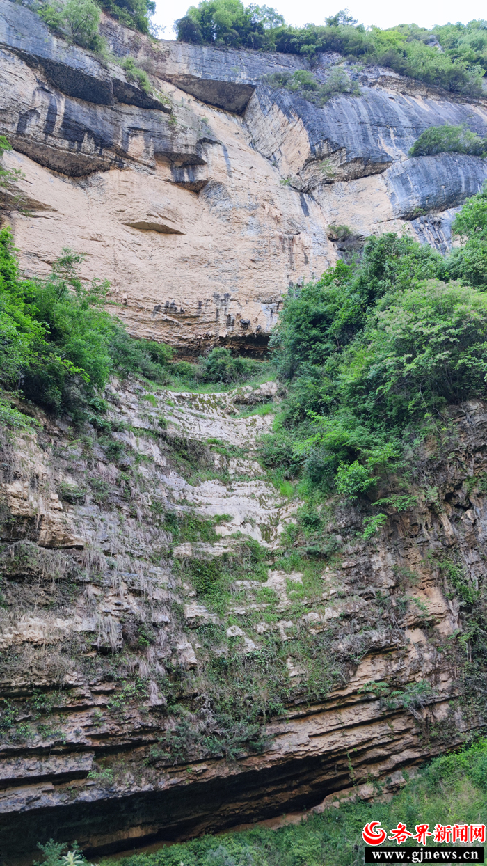 宁强西方沟挂壁公路绝壁上凿出的村民幸福路