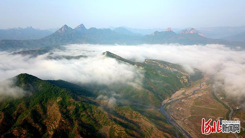 5月10日，雨后初霁，地处太行山区的邢台市信都区路罗镇三山溪谷附近出现云海景观，山峦、村庄、公路在云海中若隐若现，宛如人间仙境。通讯员马健摄