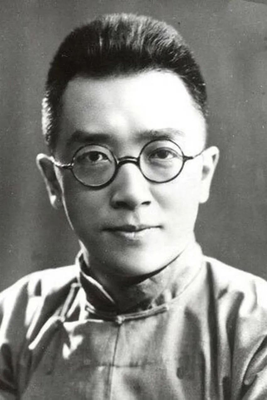胡适（1891-1962），1917年7月回国，在北京大学任教数十年，担任过中文系主任、英文系主任、文学院院长、校长等职务