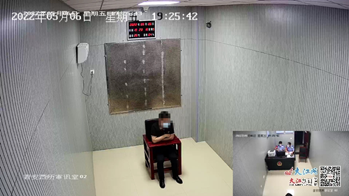 男子接受调查