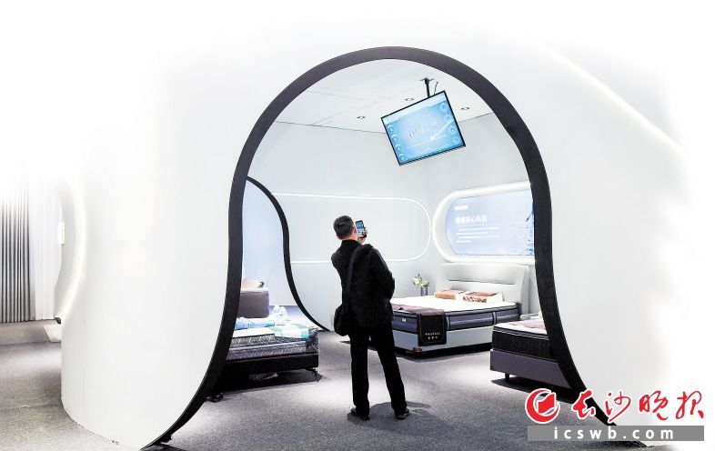 　　晚安家居瞄准用户的使用需求，打造生态、智能、科技、现代家居产品。图为消费者正在参观晚安家居展厅。长沙晚报全媒体记者 邹麟 摄