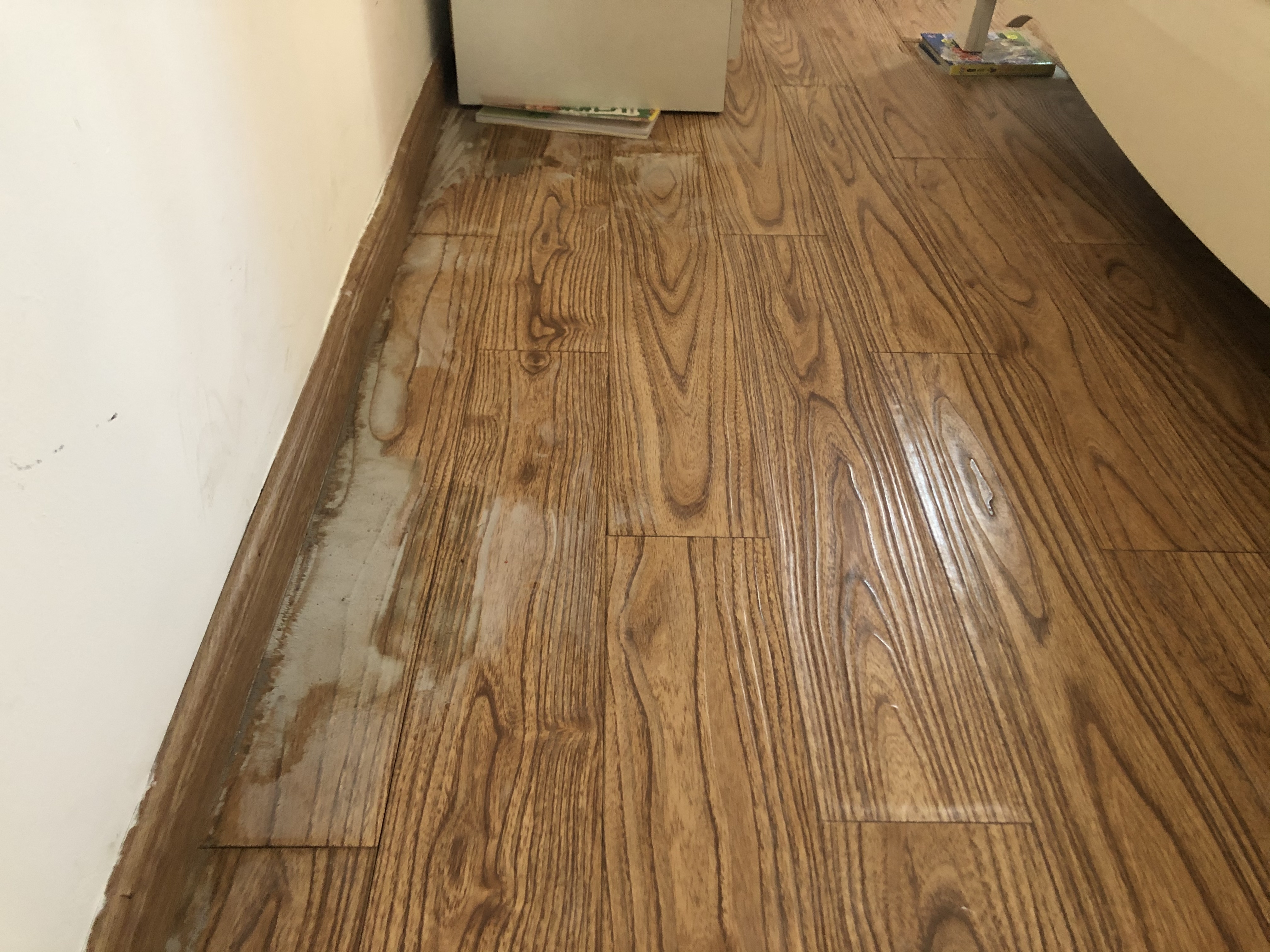 九江大润发小区一居民楼变“水帘洞” 业主怀疑人为故意损坏,已报警