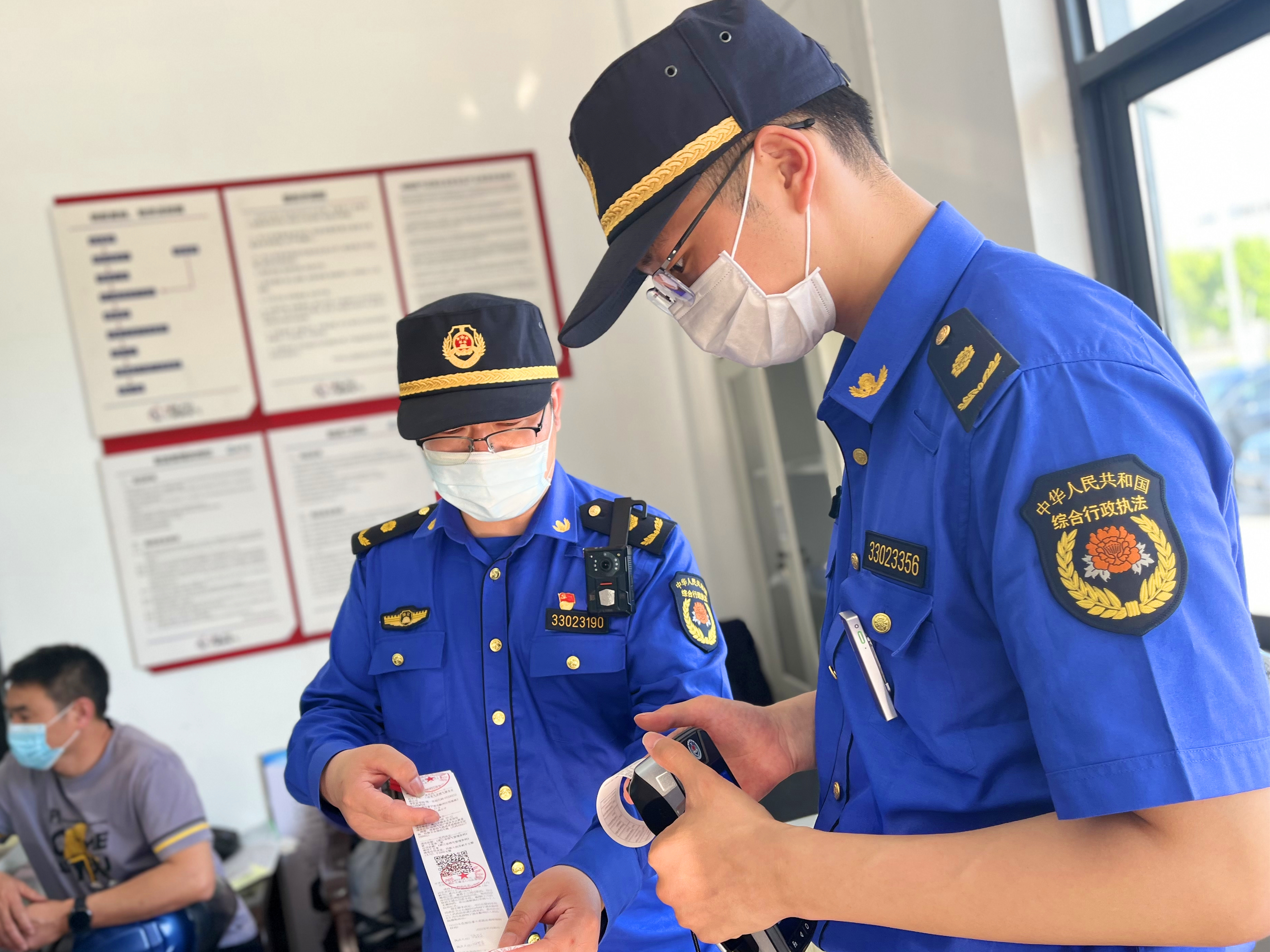 鄞州区开出首张过期气瓶罚单区综合执法局提醒市民收到燃气瓶请记得扫