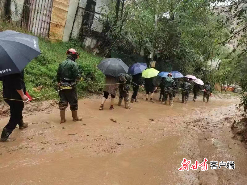 中台镇党员干部及消防救援队员紧急转移受灾群众