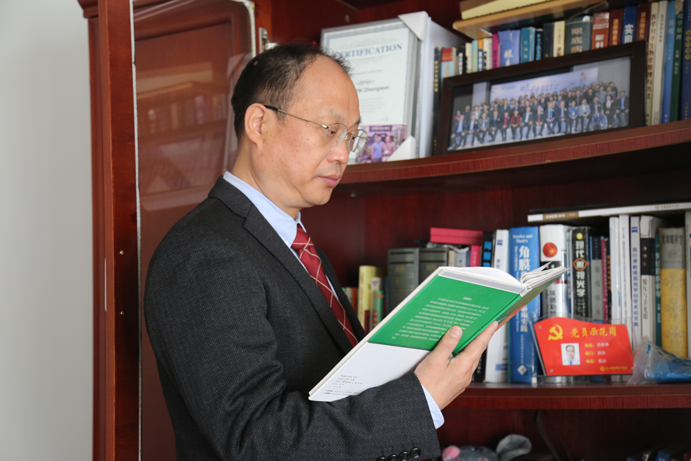 30岁男子近视650度成近视手术“绝缘体” 专家提醒：近视手术有严格禁忌症需量“眼”定制