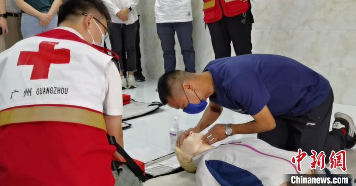 广州开班提高快递员应急救护技能打造“流动”AED