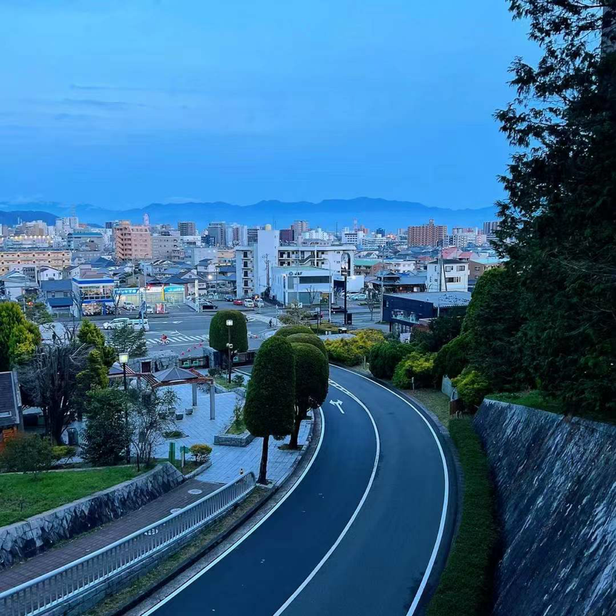 松山市一瞥。  徐静波 图