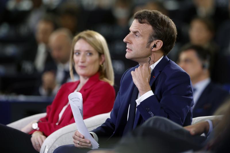 2022 年5月9日星期一，在法国东部斯特拉斯堡举行的欧洲未来会议期间，欧洲议会主席萝伯塔·梅措拉看向法国总统马克龙，马克龙摘下了耳机。（图源/美联社）