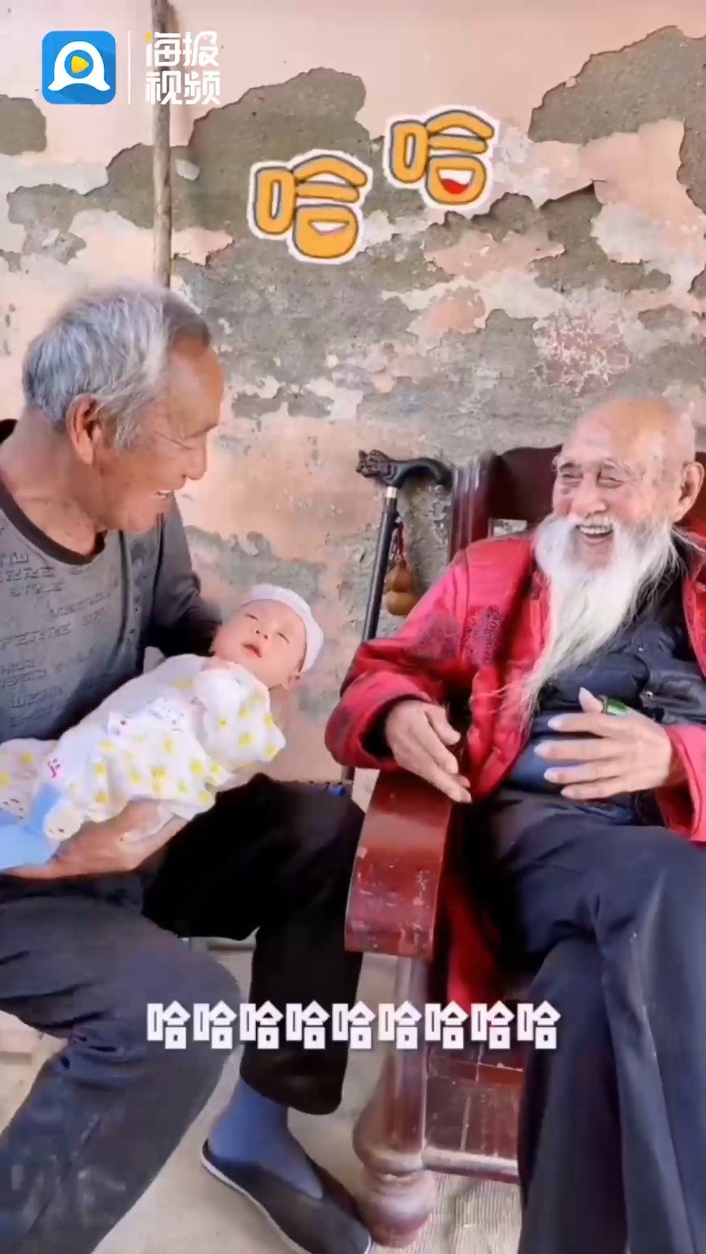 山東五世同堂一家又添寶寶！107歲的高祖父小心翼翼地接過寶寶，很喜歡拍視頻做直播。在一起說說笑笑的感覺自己還不老。郭俊麗說：“他心態很好，孫媳婦揭秘107歲老人長壽秘訣