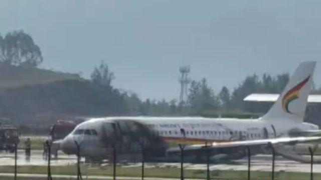 西藏航空救援现场：飞机起落架损坏 头等舱外侧被烧黑