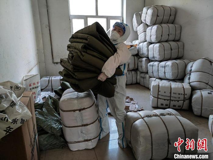 杨燕为隔离点配送床品。　受访者供图