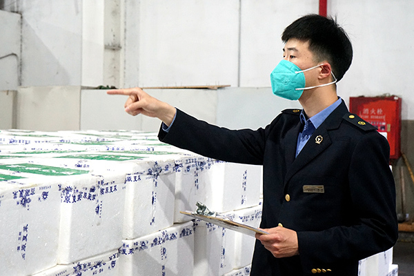 北郊站货场工作人员在清点货物件数  倪佳华 图