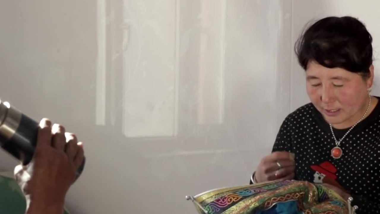 民间歌手哈斯毕力格喜欢歌唱，也享受因为歌唱而得到的赞美和尊敬