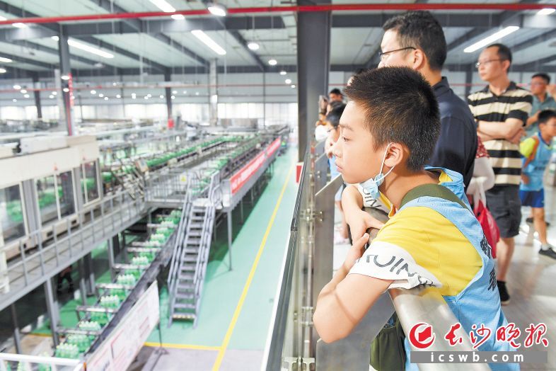 　　中粮华中是可口可乐目前华中地区规模最大、达到世界先进水平的可口可乐工厂。在它的车间里，每天都有可口可乐、雪碧、美汁源等热销饮品源源不断下线，走向千家万户。     长沙晚报全媒体记者 郭雨滴 摄