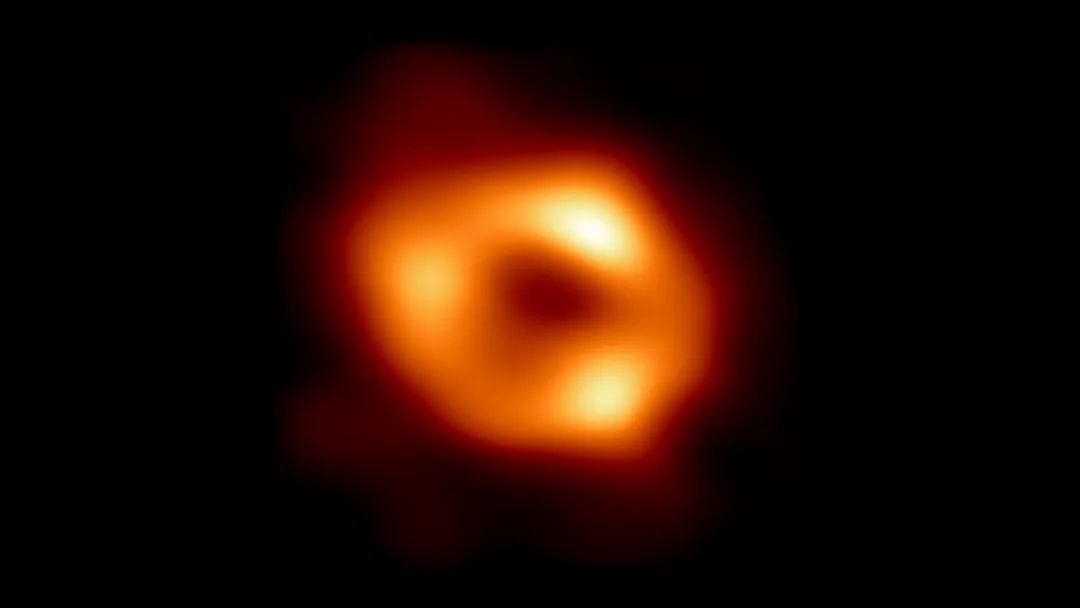 图1：银河系中心黑洞的首张照片！ （EHT合作组织提供）