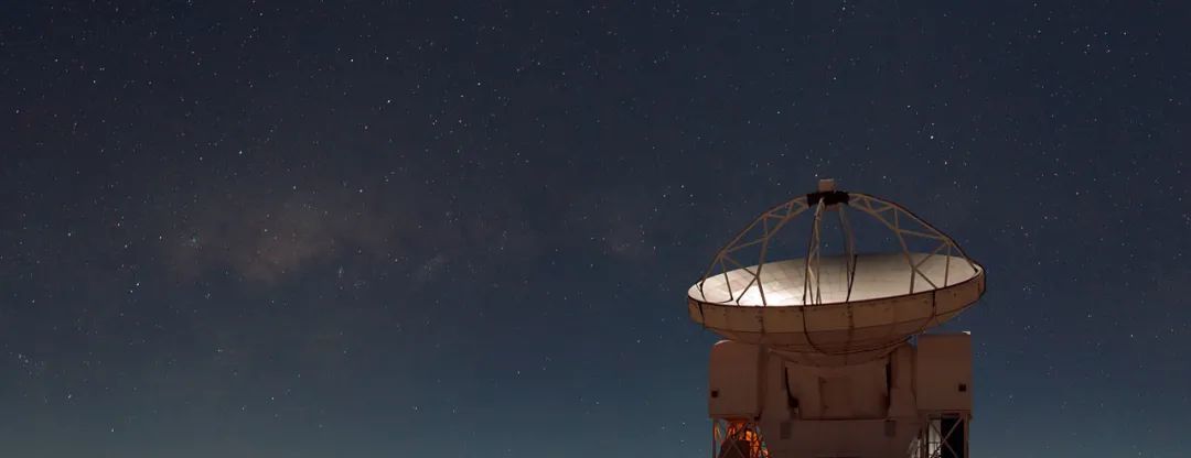 阿塔卡马探路者实验望远镜坐落在智利安第斯山脉的查南托高原，银河系在天空中看起来像一团微弱发光的云，人马座A*黑洞就潜伏在其中心 | Tafreshi/TWAN