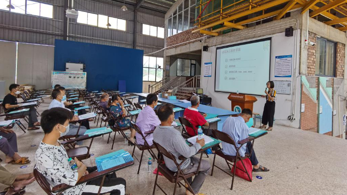 骨干授课教师李珺为建筑工匠培训班讲授建筑工程造价的识图课程