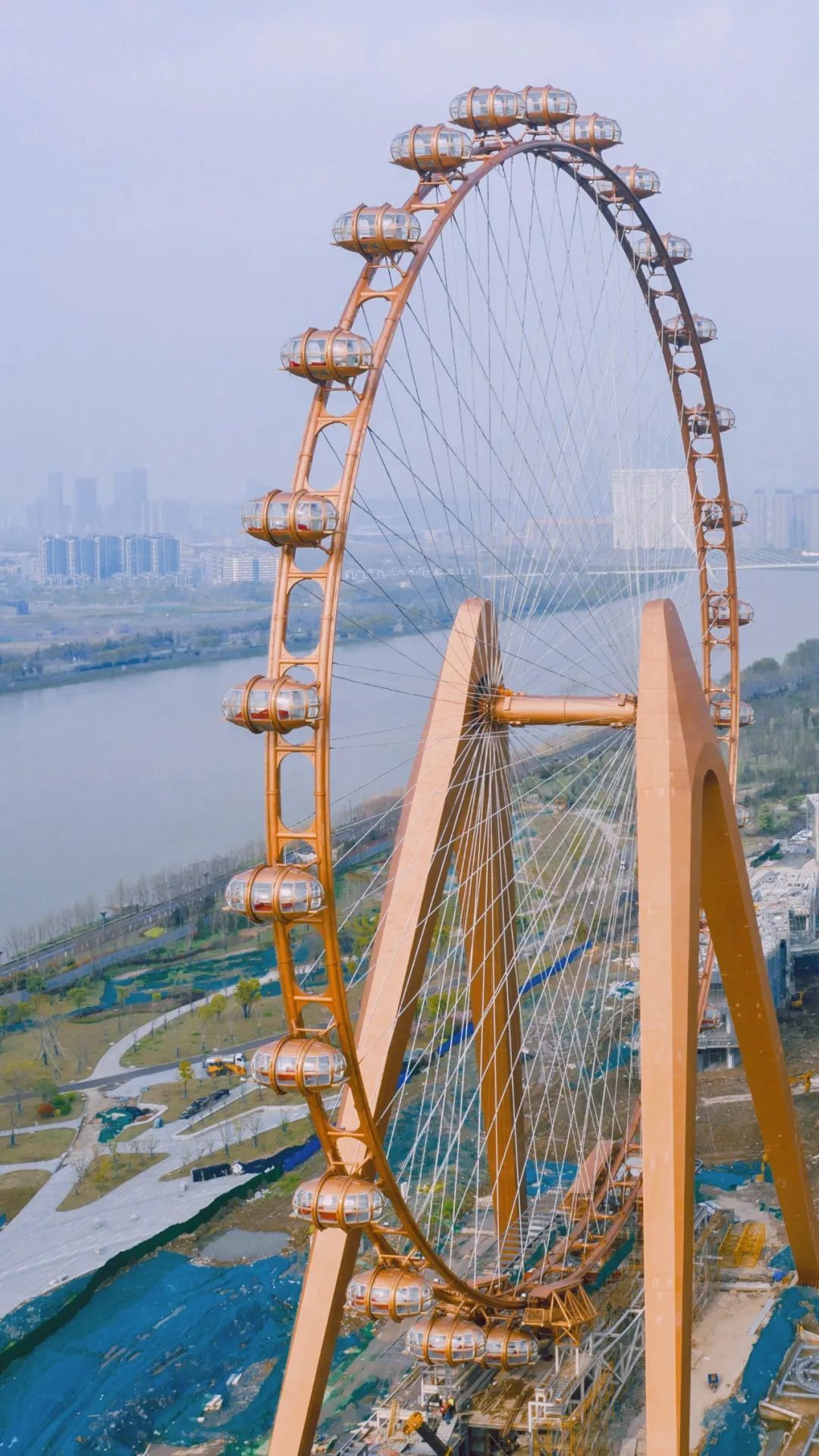 全球首个以玫瑰金为底色的超大摩天轮,配上28个回转式全天景轿厢,360