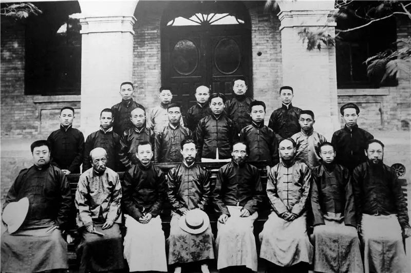 1918年7月，北京大学哲学门毕业合影。前排教师左起：康宝忠、崔适、陈映璜、马叙伦、蔡元培、陈独秀、梁漱溟、陈汉章，二排左四为冯友兰。