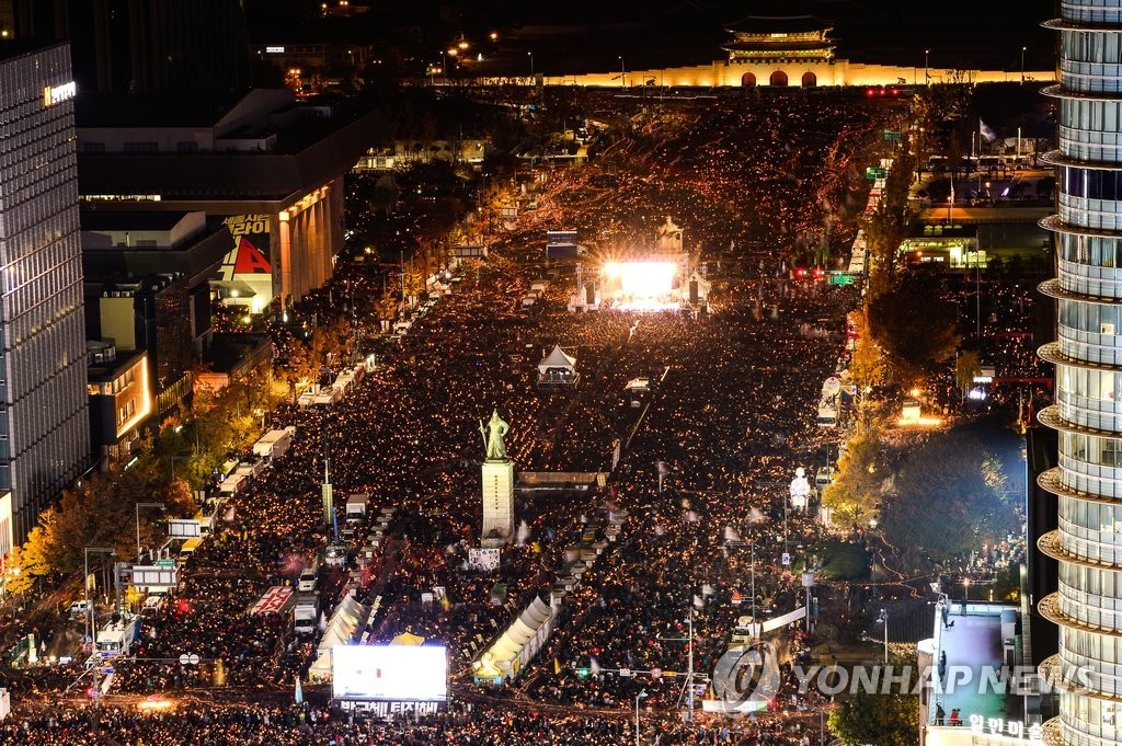 2016年11月，民众在光华门广场上举行“烛光集会”，要求朴槿惠辞去总统职务