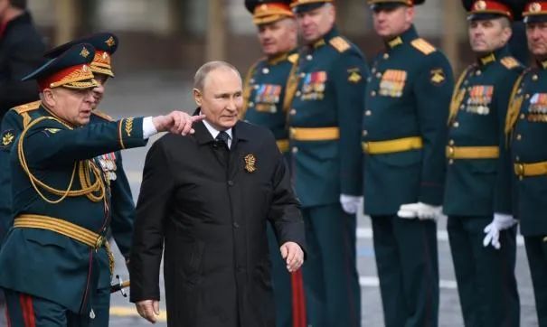 · 俄罗斯总统普京（前排左二）与阅兵总指挥萨柳科夫（前排左一）。