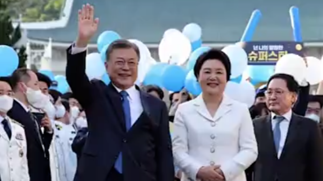文在寅谢幕韩国总统生涯 和夫人一起离开青瓦台