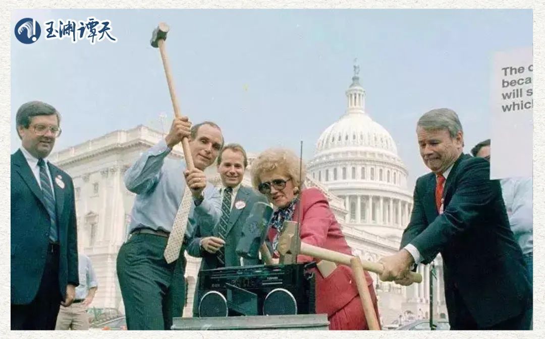 ▲1987年，美国政客砸烂日本东芝的产品
