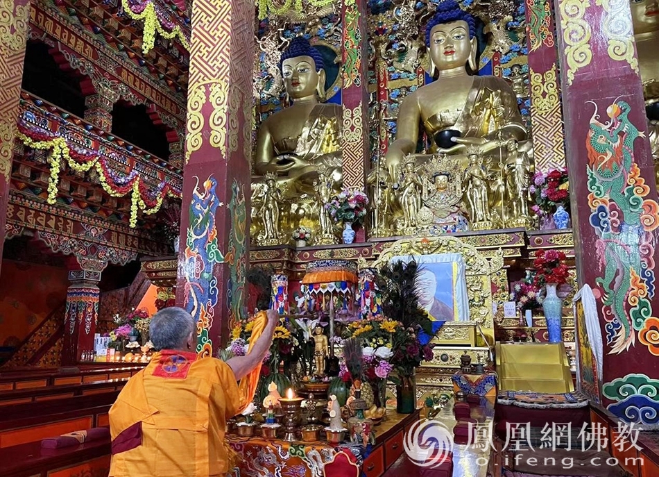 恭迎佛诞西宁宏觉寺僧众浴佛祈福