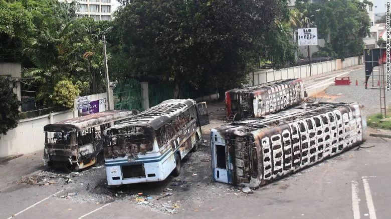 斯里兰卡街头被烧毁的公交汽车。图源：cnn