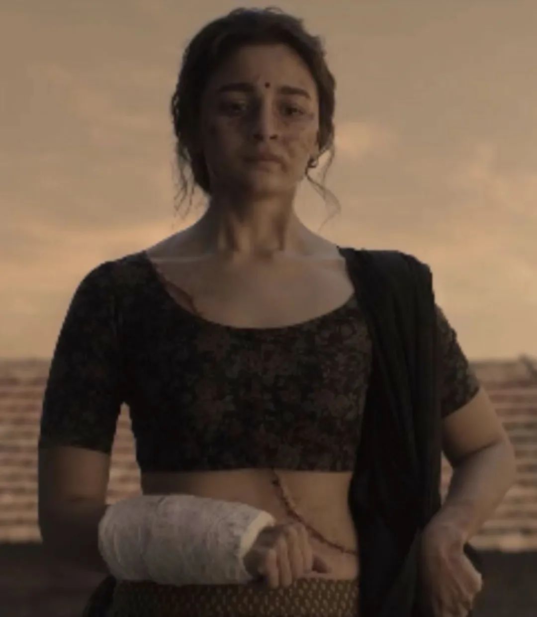 ·电影中，甘古拜向拉拉展示从胸口到腹部的伤疤。