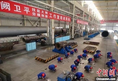 今年初,一线技术工人阙卫平获评正高级工程师。图为阙卫平技能大师劳模创新工作室培训现场。(资料图)兰石集团供图