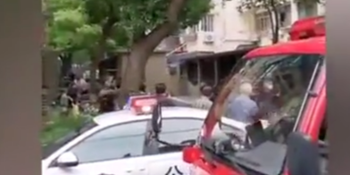 南京警方：男子因情感纠纷翻墙入室，电击女方儿子致其死亡