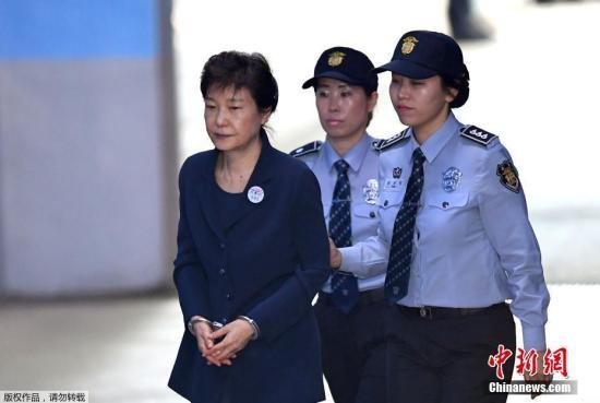 资料图：当地时间2017年5月25日，韩国前总统朴槿惠被押送至首尔中央地方法院。