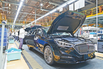 图为一汽红旗蔚山工厂总装车间,工人在进行生产作业.