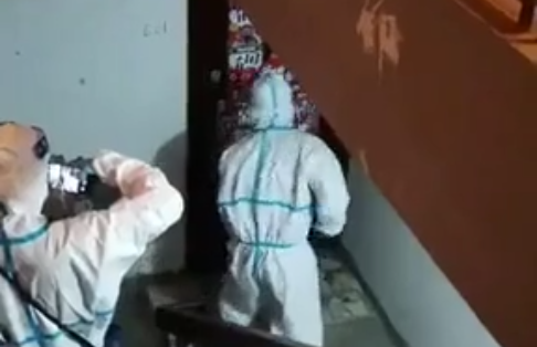 上海有“大白”强行破门而入?街道辟谣_凤凰网