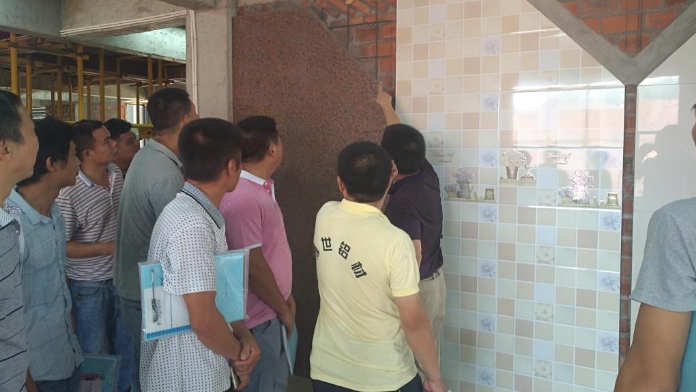 骨干授课教师郭玉华为建筑工匠培训班讲授乡村民居(建筑)装饰课程