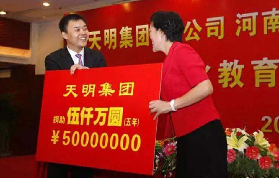2010年姜明捐赠5000万元支持高中贫困生完成学业，郑州市人民政府副市长刘东接受捐赠