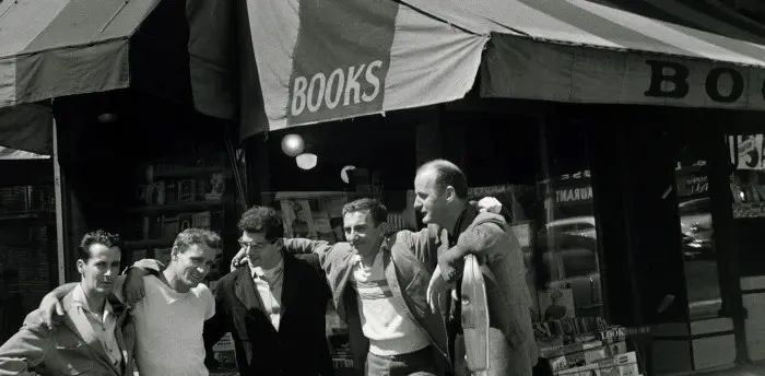左起：鲍勃·冬林、尼尔·卡萨迪、艾伦·金斯堡、罗伯特·拉维涅、劳伦斯·菲林格蒂，1956年在城市之光书店门口留影（网络图片）