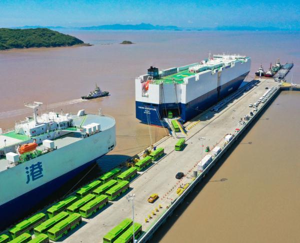 在宁波舟山港梅西滚装码头，70辆客车陆续登船“出海”。王鹏 摄（通联照片）