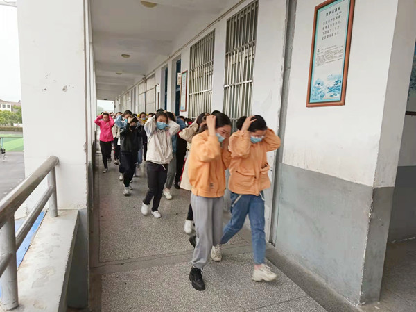 来安县大余郢九年制学校举行"防震减灾"和"消防疏散"应急演练活动