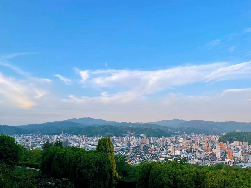 从胜山山巅眺望松山市区   徐静波 图