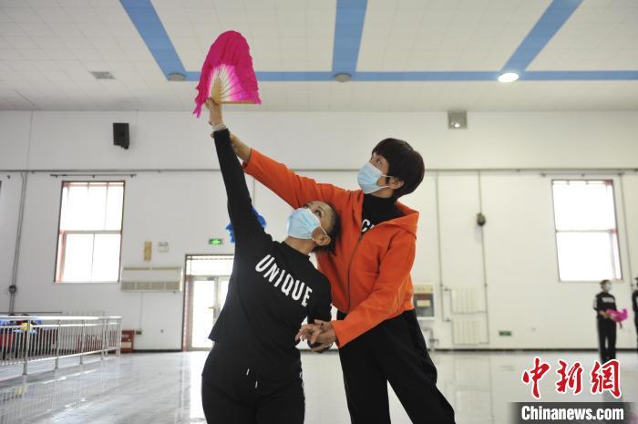 图为张静(右)指导金华艺术团舞蹈团成员练习。　陈子康 摄