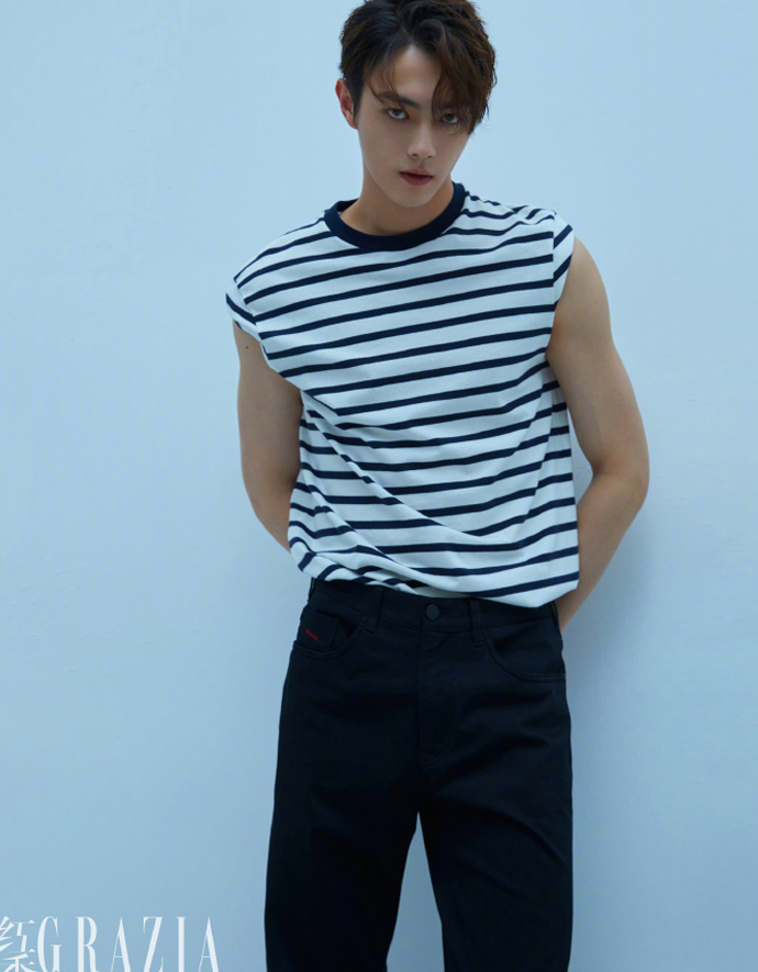 展现夏日魅力身材比例也太好了吧,快看许凯的大长腿黑色透明手袋配上